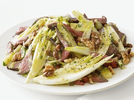 Foto solata s radičem z govedino