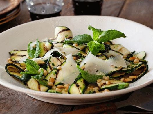 Foto solata iz bučk na žaru z omako iz vinaigrette z limono in zelišči, sirom in pinjoli