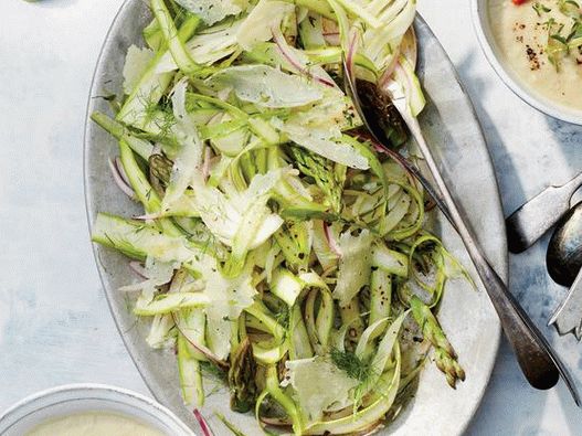 Foto solata iz skobljanih špargljev in koromača