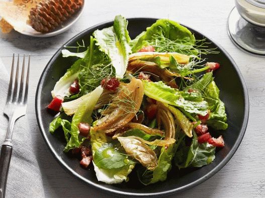 Foto solata s karameliziranim koromačem in slanino v dvoje