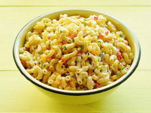 Foto solata s testeninami in stročjim fižolom