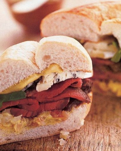 Foto sendviči z zrezkom, modrim sirom in pečenimi šalotkami