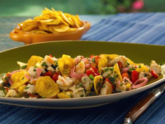 Fotografija Cevicheja iz brancina in škampov s serrano papriko, mangom, prekajenim paradižnikom in hrustljavim bananinim čipsom
