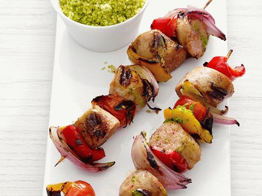 Foto skele piščančjih klobas in sladkega popra