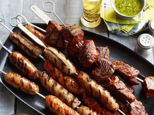 Foto nabodala zrezkov in klobas z dvema latinskoameriškima omakama