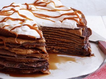 Foto čokoladna palačinka torta s smetano dolce de leche