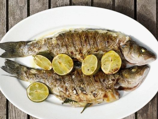 Fotografija brancina z baziliko na žaru, lipo in ingverjem