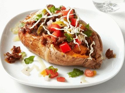 Fotografija sladkega krompirja, polnjenega s čilijem