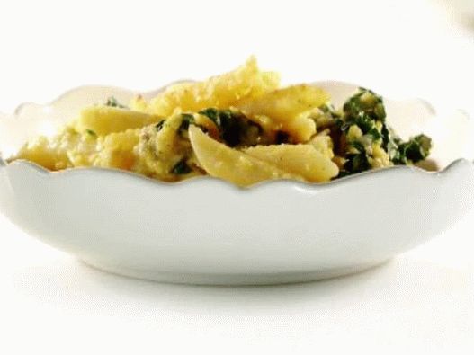 Foto kremna enolončnica s testeninami in bučo