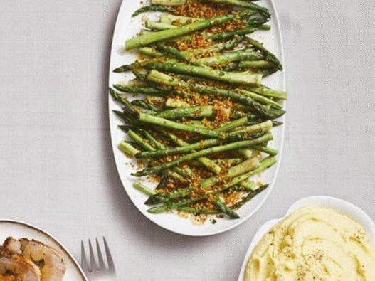 Fotografija špargljev z limoninimi drobtinami