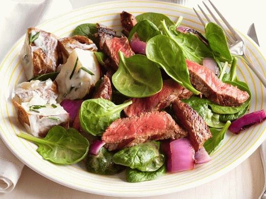 Fotoregijski zrezek in čebula na žaru s špinačo in krompirjem v kisli smetani