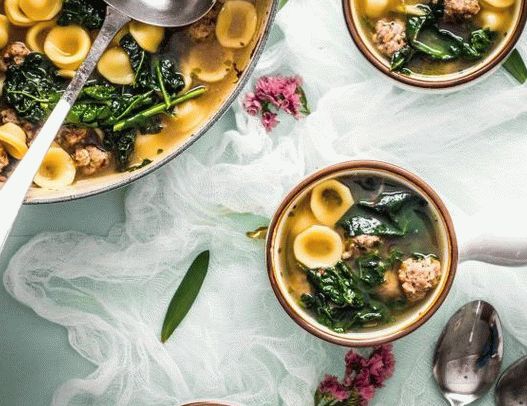 Foto posodice z mletim mesom in rapinijem