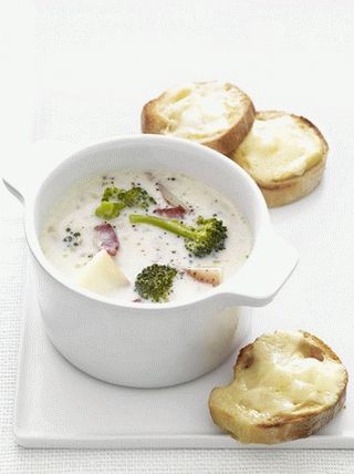 Foto brokolijeva juha in opečen sir cheddar