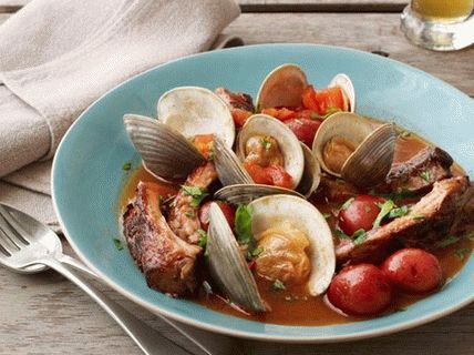 Foto clam juha s svinjskimi rebri, zapečena v pivu