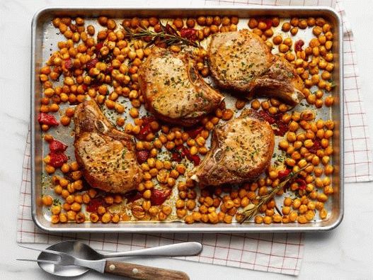 Foto svinjska rezina na kosti v pečici z rožmarinom, česnom in čičeriko