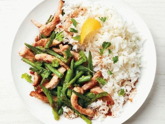 Foto svinjina, kuhana v ribji omaki in priloga stroka stročji fižol