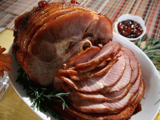 Foto svinjska šunka, pečena v ostri češnjevi glazuri