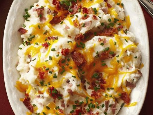 Foto sesekljani krompir s sirom in slanino