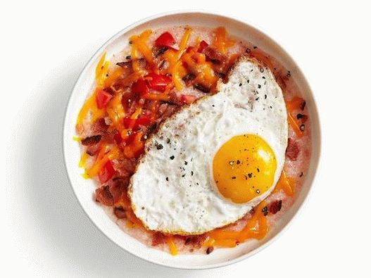 Foto paradižnikova kaša s ocvrtim jajcem