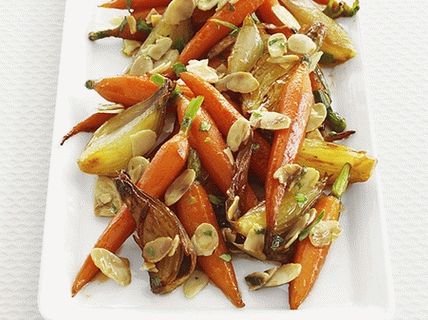 Foto kuhano korenje z glazirano šalotko