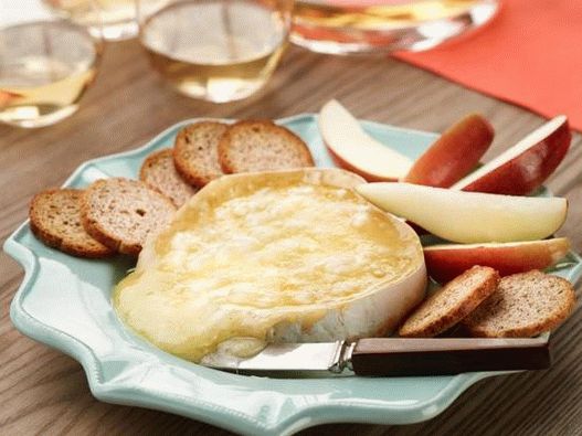 Foto topli Brie sir s Fuji jabolki, hruškami in topi Melba