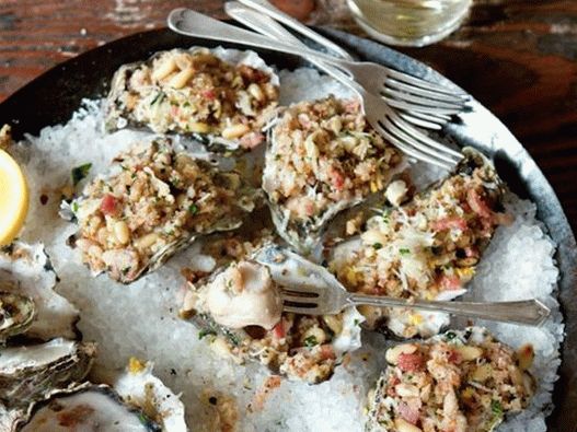 Fotografija ostrige na žaru s slanino in minigeto s paradižnikom in toskansko baziliko