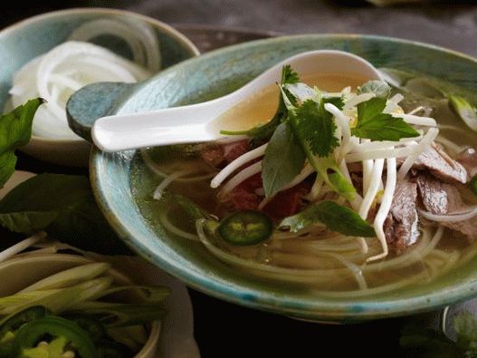 Fotografija vietnamske riževe juhe z rezanci z govedino