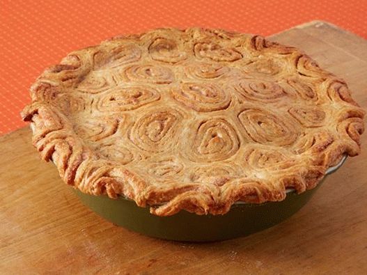 Foto jabolčna pita z rozinami in cimetom