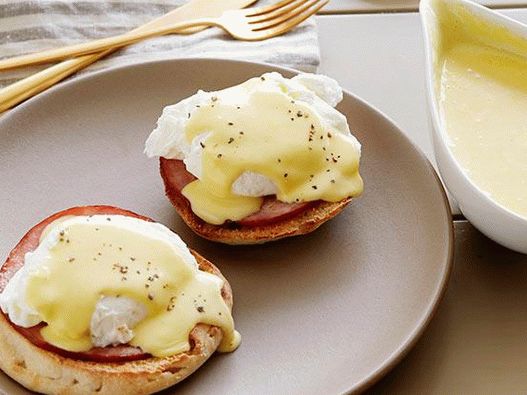 Fotografija jajc Benedikta z omako Hollandaise