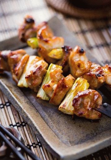 Fotografija piščančjega yakitorija s por (tradicionalni japonski kebabi)