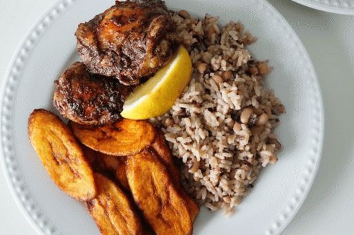 Foto jamajško kosilo s piščancem, rižem in fižolom