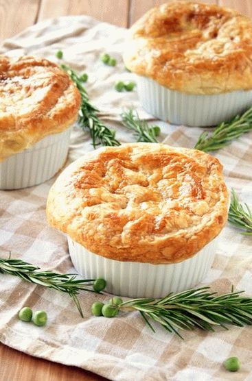 Foto zaprta pita s piščancem, gobami in slanino