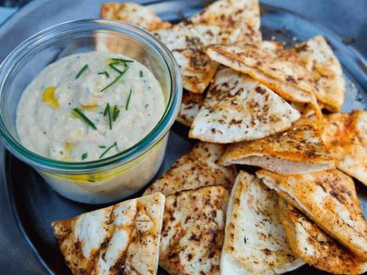 Fotografija posode - pire iz belega fižola in tahini s pita čipsom