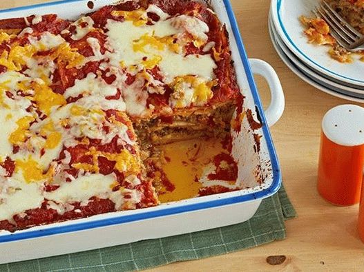 Foto goveja enolončnica s sirom in enchiladas omako