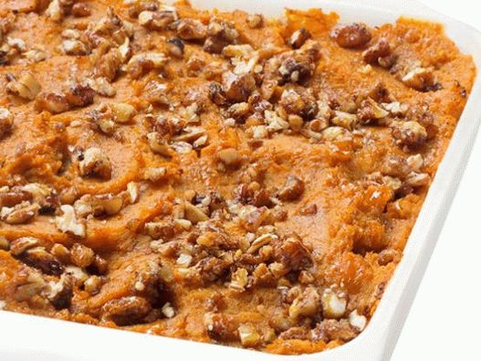 Foto sladka krompirjeva ponvica z orehovo šprico