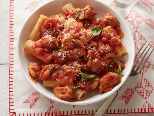 Piščančje rigatoni testenine s paradižnikovo omako
