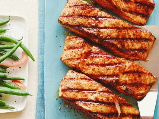 Foto losos na žaru s sladko začinjeno skorjo