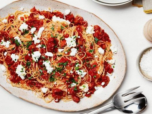 Fotografija posode - Pasta cappelli d'angelo s sušenim paradižnikom in kozjim sirom