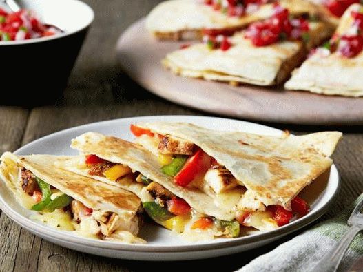 Fotografija posode - Quesadilla s piščancem in omako